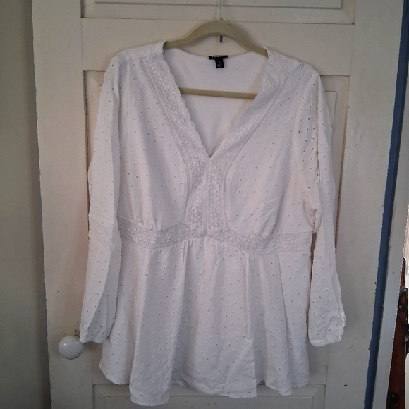 Torrid White Eyelet V-Neck Boho PeplumTop with Lace Trim - Picture 2 of 16